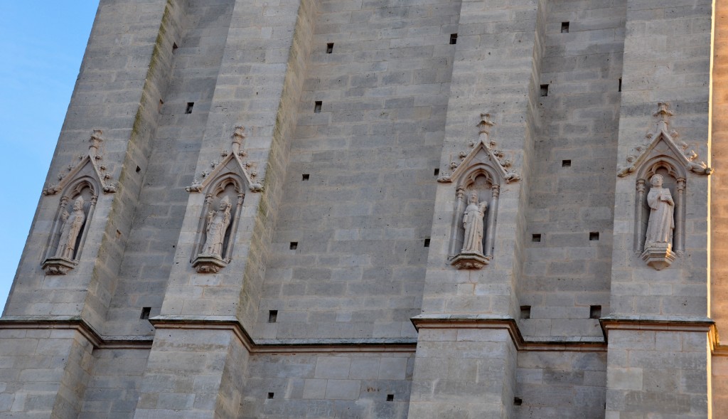 Alignement des statues sur la face sud de la tour